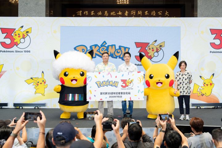 「寶可夢30週年」臺北站圓滿落幕,The Pokémon Company 董事福永晉(左)、臺北市長蔣萬安(中)及《Pokémon GO》亞太區資深行銷總監許世婉(右)一同合影留念。 圖:臺北市政府觀光傳播局/來源