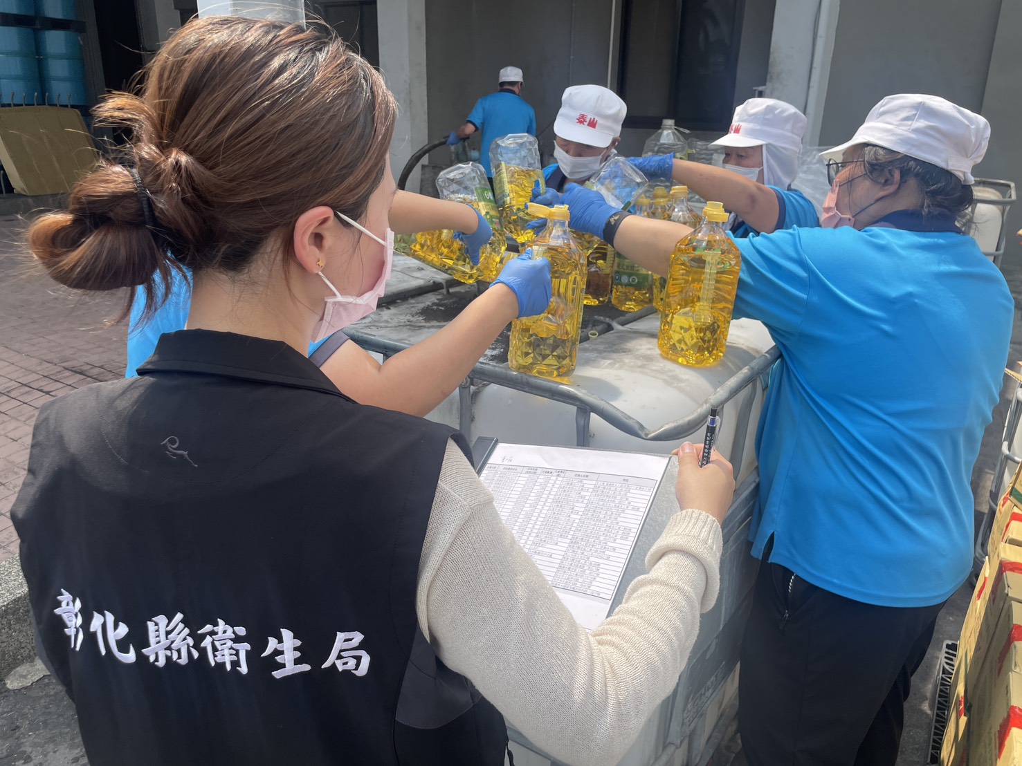 (有影片)/10公噸問題油拆封染色銷毀 泰山:確保不再流入食品鏈 - https://www.watchmedia01.com