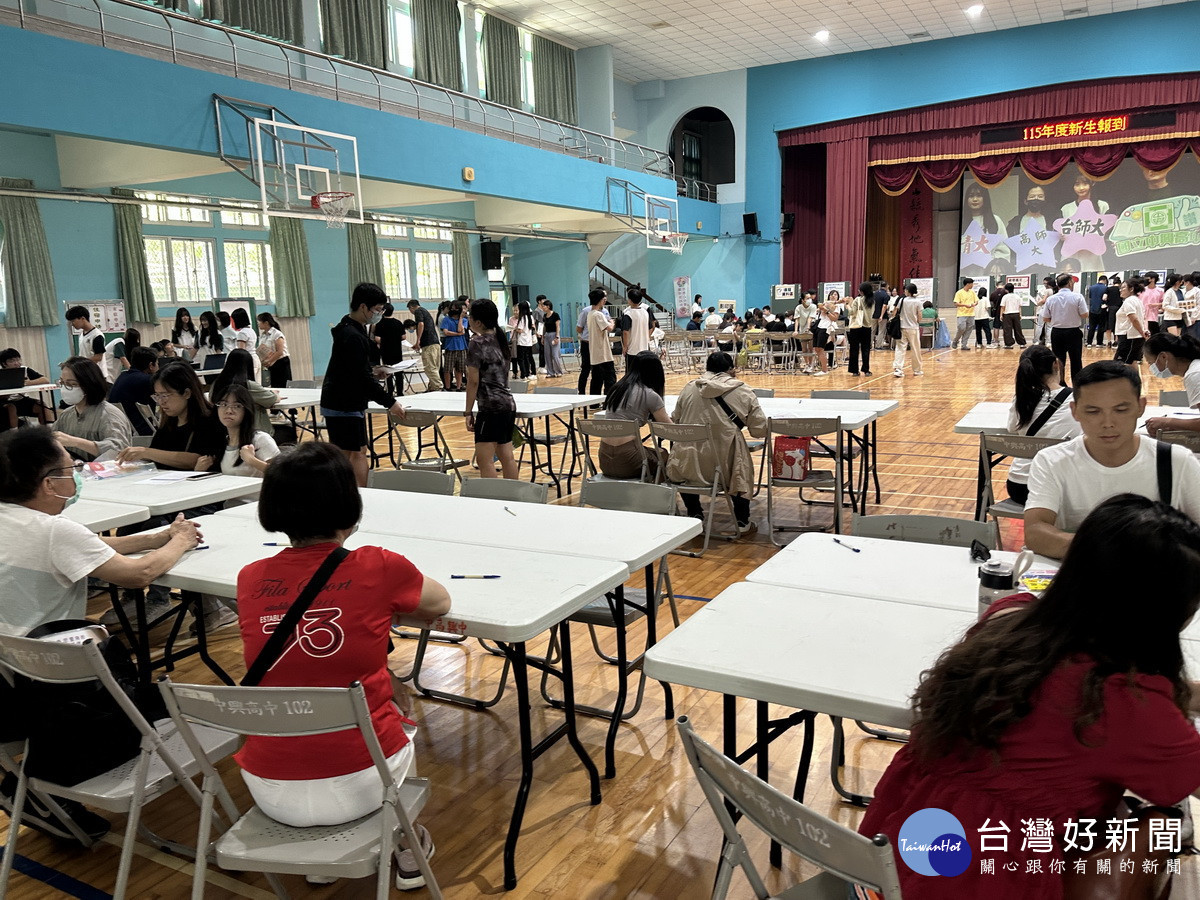 今日新生報到校園充滿青春活力。(記者扶小萍攝)