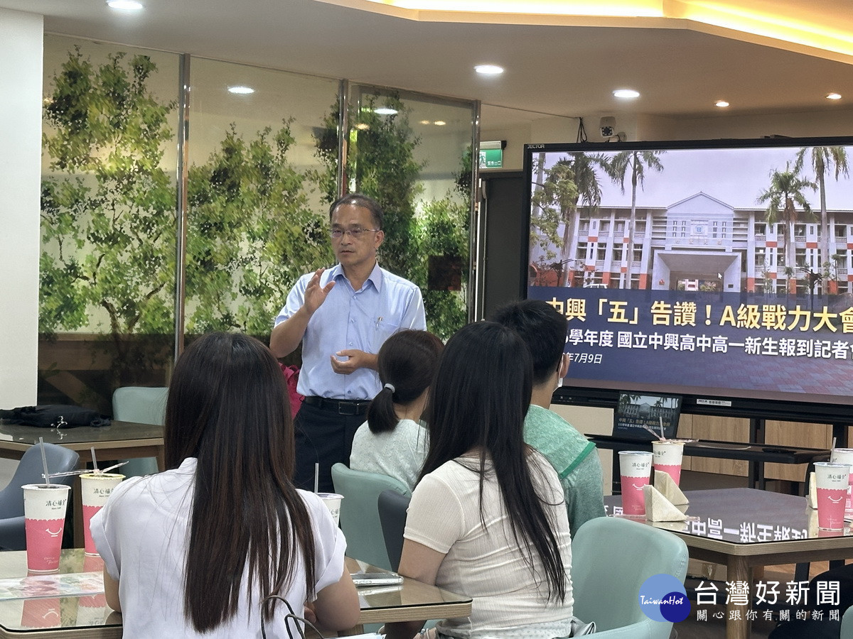 陳校長對A級同學給予勉勵。(記者扶小萍攝)