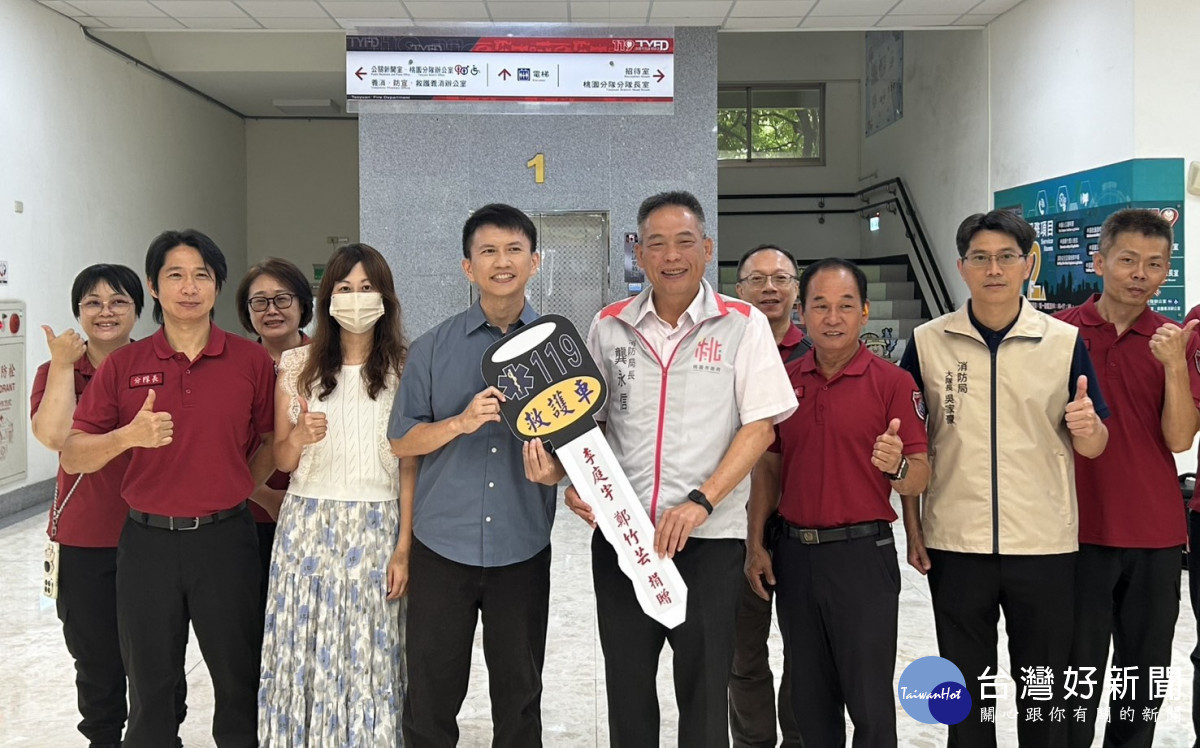 救護車捐贈典禮由消防局長龔永信代表受贈。