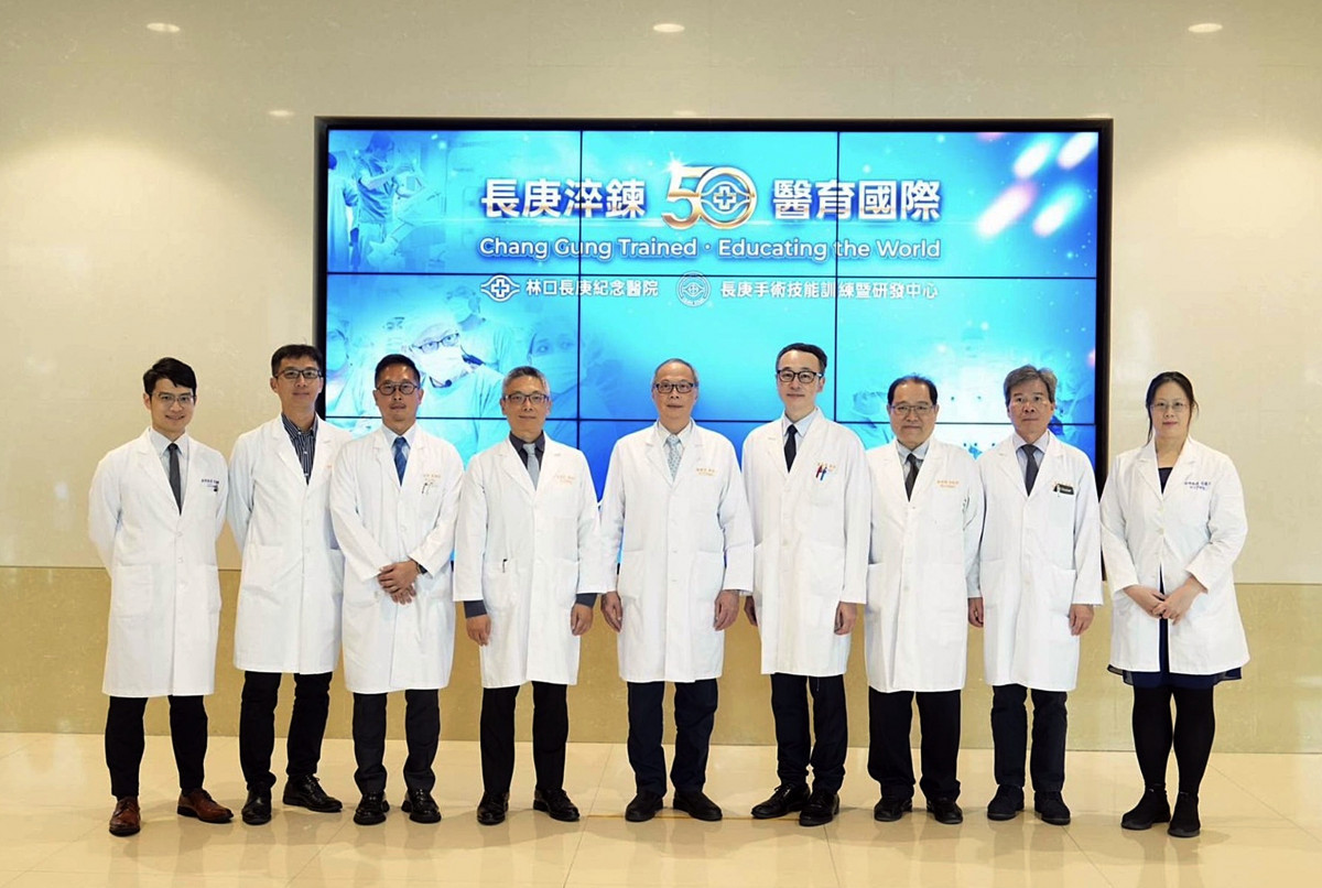 長庚手術技能訓練暨研發中心成果發表會，陳建宗院長（右5）及葉集孝副院長（右4）等合影。（林口長庚醫院提供）