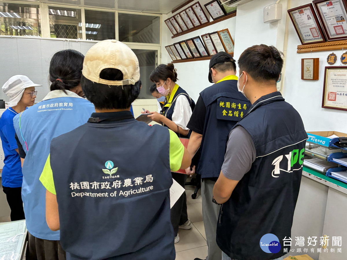 桃園市政府針對未依規定下架之業者依法嚴處，會同有關單位針對校園團膳業者稽查，全力防堵疑慮產品流入市面，確保市民飲食安全。