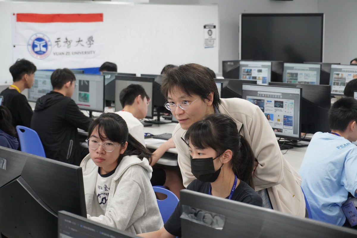 陳怡蒨老師指導學生完成 AI 小助手的設定,協助學生熟悉操作流程,提升數位應用能力