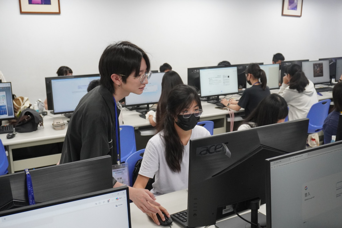 藝設系助教耐心指導同學,協助完成作品製作,並提供實作技巧與創作建議
