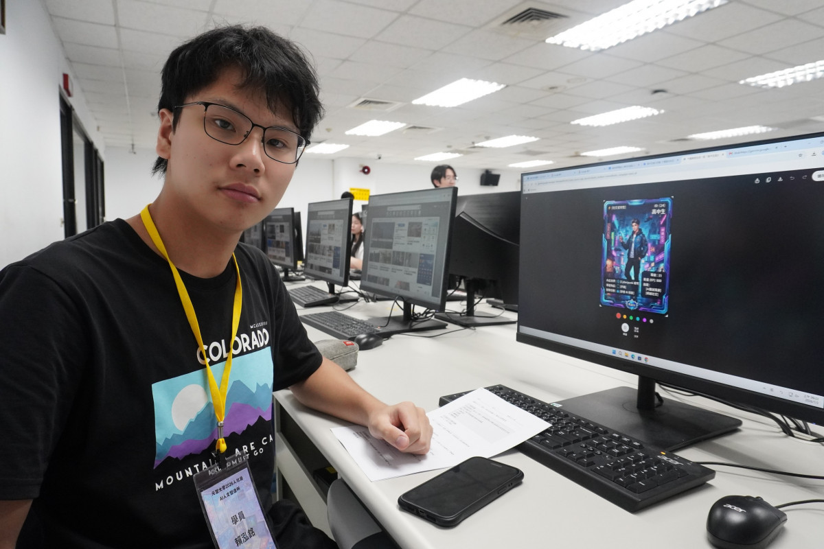賴泓銘同學向大家展示自己完成的作品,分享創作成果與學習心得