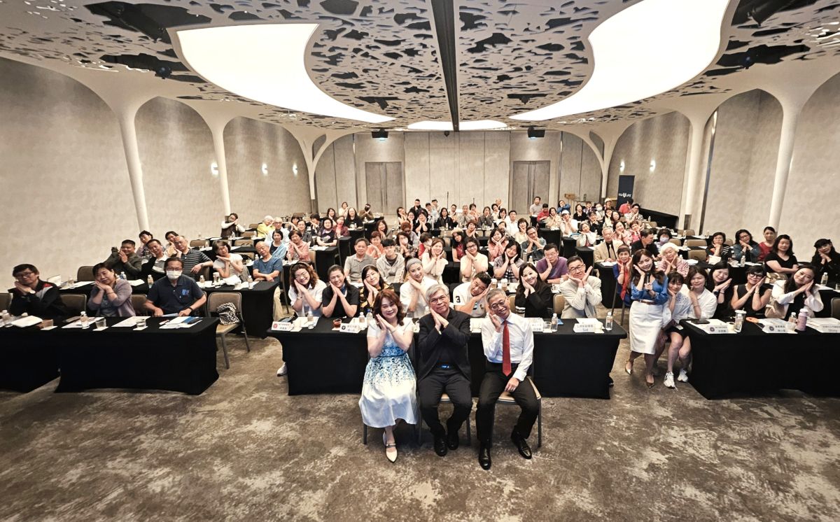 圖/會後主辦單位New U Life、江秉穎醫師與聽眾合影留念(New U Life 美商新生命提供)