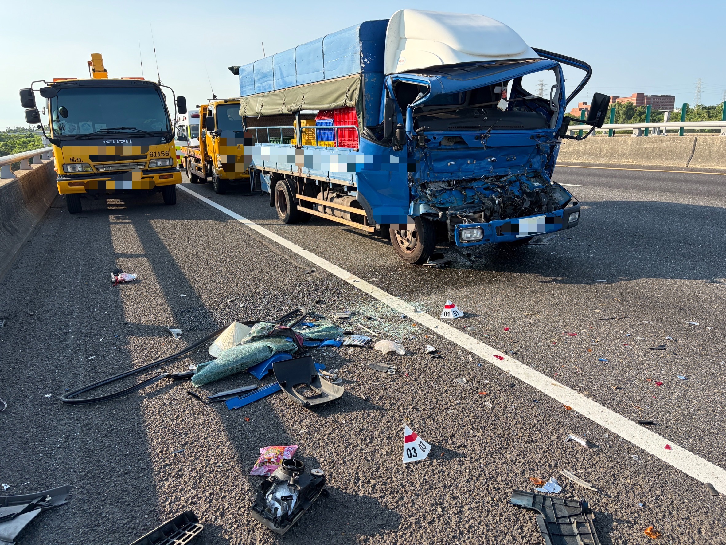 國1台南新市段死亡車禍!小貨車追撞半聯結車 51歲駕駛送醫不治