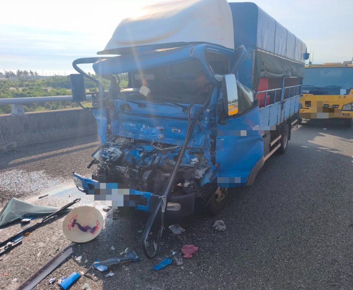 國1台南新市段死亡車禍!小貨車追撞半聯結車 51歲駕駛送醫不治