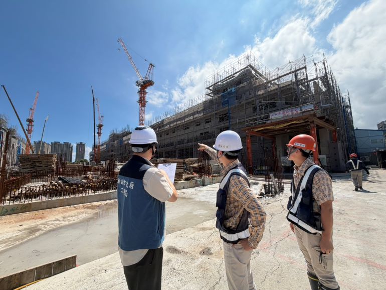 防颱超前部署 新北抽查建築工地整備 違規最重勒令停工 36 《圖說》颱風巴威逐漸接近,新北市政府工務局啟動建築工地防颱專案,抽查轄內公共工程及民間工地,督促施工單位落實防災。〈工務局提供〉