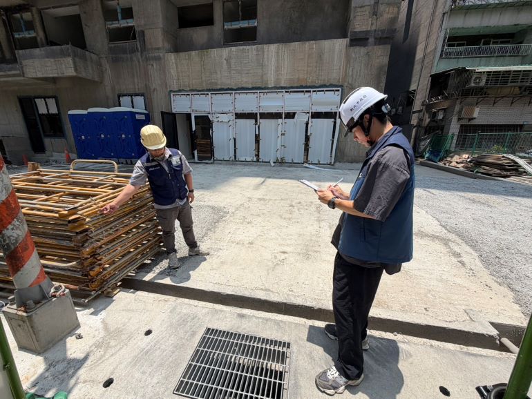 防颱超前部署 新北抽查建築工地整備 違規最重勒令停工 37 《圖說》工務局分兵多路抽查各建築工地,要求加強施工架、圍籬及塔吊等設備固定,以防強風吹折。〈工務局提供〉