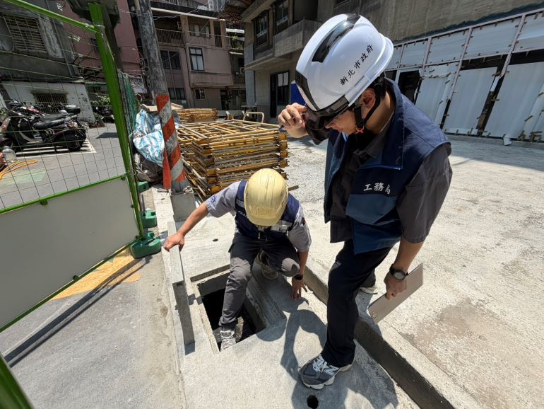 防颱超前部署 新北抽查建築工地整備 違規最重勒令停工 38 《圖說》工務局無預警突擊稽查各工地,務必清淤周邊排水溝渠,避免廢棄物或雜物堵塞,造成道路積淹水。〈工務局提供〉