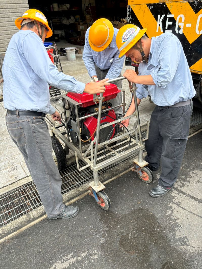 防範颱風來襲停電 台電北北區處籲善用網路查詢復電資訊 17 《圖說》台電北北區營業處巴威颱風搶修機具檢查。〈台電北北區處提供〉