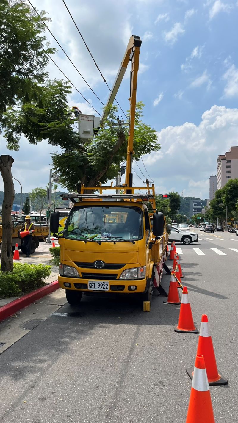 防範颱風來襲停電 台電北北區處籲善用網路查詢復電資訊 18 《圖說》台電北北區營業處巴威颱風修剪樹木。〈台電北北區處提供〉