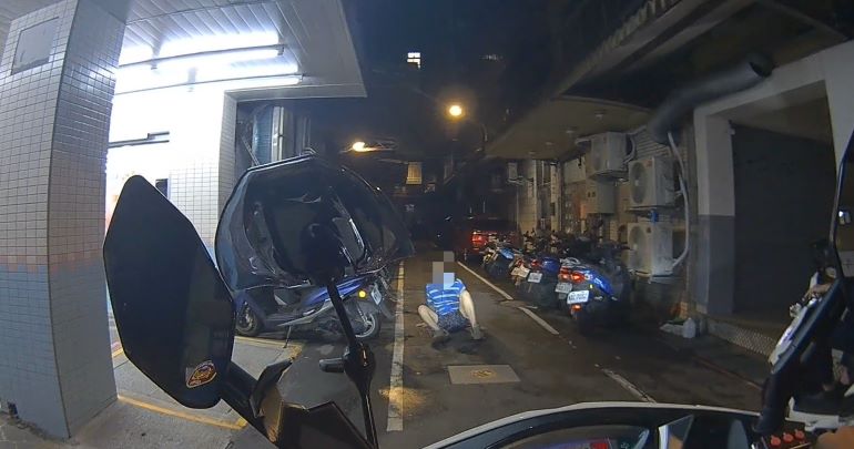 《圖說》新海派出所警員蔡博全、許家瑋，晚間執行巡邏勤務，發現一名老翁獨自坐在路中央，立即停車上前關心。〈海山分局提供〉