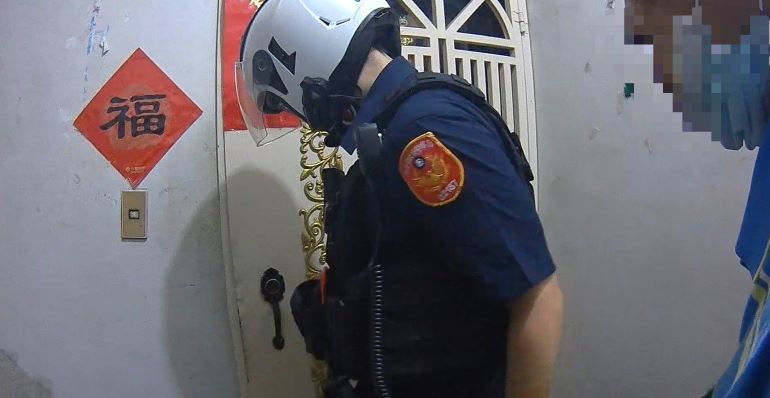 《圖說》海山員警攙扶老翁步行返回住處，妻子見丈夫平安返家，頻頻表達感謝。〈海山分局提供〉