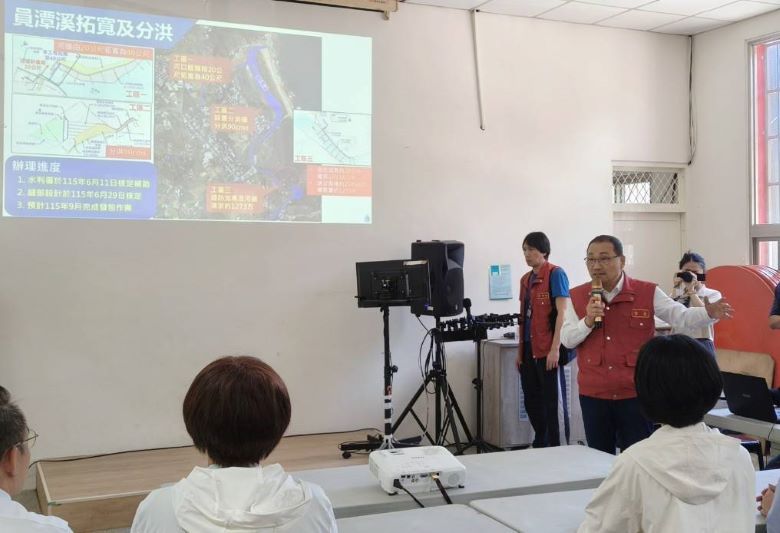 《圖說》侯友宜市長實地視察萬里瑪鋉溪護岸工程，緊盯強烈颱風巴威防汛整備。〈民政局提供〉