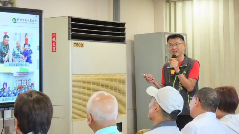 《圖說》金山區長劉昌松防颱進行整備簡報。〈民政局提供〉