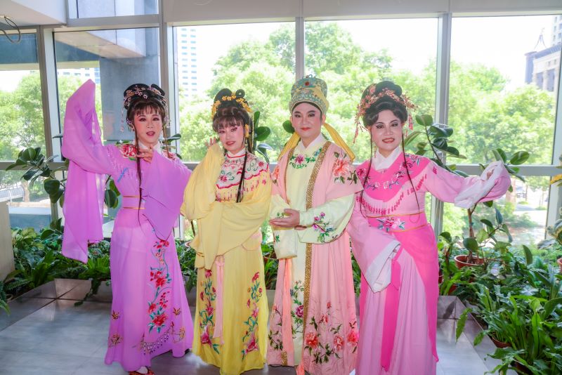 新北府會再攜手粉墨登場 《金殿抗婚》7/13起免費索票 60 《圖說》演出議員著歌仔戲服於新北市政府3樓逗點實驗室宣傳。右起;石一佑議員、黃心華議員、張嘉玲議員及劉美芳議員。〈新聞局提供〉