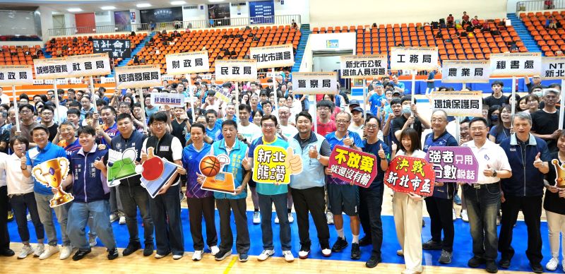 以球會友凝聚團隊情誼 新北市盃府會媒體交流升溫 51 《圖說》市府同仁熱情歡迎劉副市長和然(前排中)現場加油打氣。〈人事處提供〉