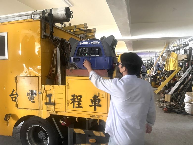 強颱巴威逼近 台電北市區處超前部署總動員全面戒備 52 《圖說》台電台北市區處加強檢測搶修機具及設備。〈台電台北市區處提供〉