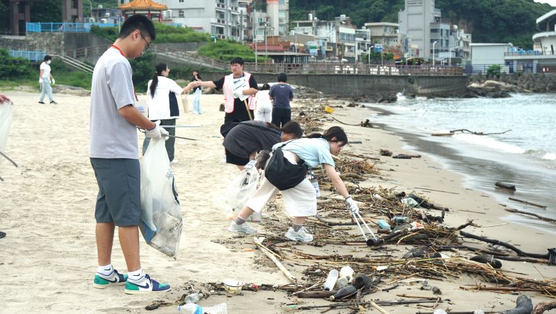 《圖說》學員前往龜吼海灘淨灘，以實際行動守護海洋環境。〈環保局提供〉