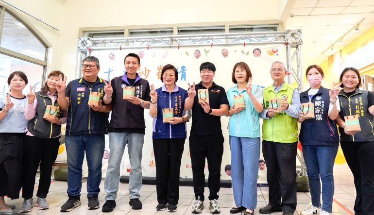 《圖說》淡水沙崙日照中心舉辦十年成果展，中為社會局長李美珍與伊甸執行長何天元。〈社會局提供〉