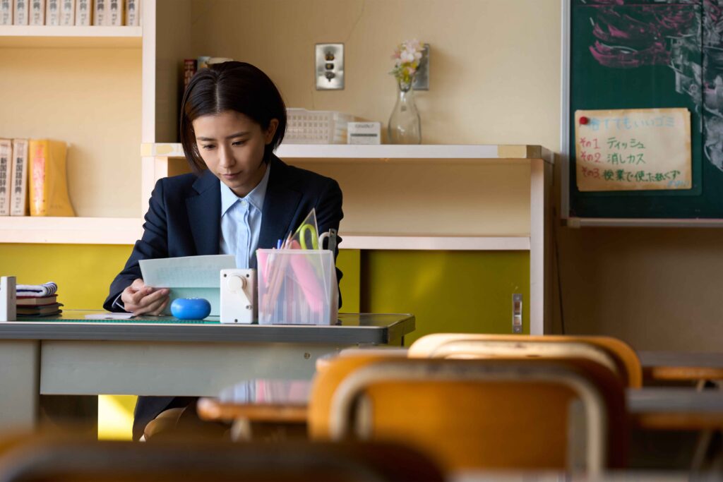 黑島結菜【未來】高中誤入成人產業 長大力爭上游當老師拯救學生 44 %E3%80%90%E6%9C%AA%E4%BE%86%E3%80%91%E5%8A%87%E7%85%A7 %E9%BB%91%E5%B3%B6%E7%B5%90%E8%8F%9C%E5%9D%A6%E8%A8%80%EF%BC%8C%E6%AD%A3%E6%98%AF%E5%9B%A0%E7%82%BA%E7%9C%9F%E5%94%AF%E5%AD%90%E7%9A%84%E7%86%B1%E5%BF%83%EF%BC%8C%E5%AD%A4%E5%96%AE%E7%84%A1%E5%8A%A9%E7%9A%84%E5%AD%A9%E5%AD%90%E6%89%8D%E5%9B%A0%E6%AD%A4%E6%9C%89%E4%BA%86%E8%A2%AB%E6%8B%AF%E6%95%91%E7%9A%84%E5%8F%AF%E8%83%BD