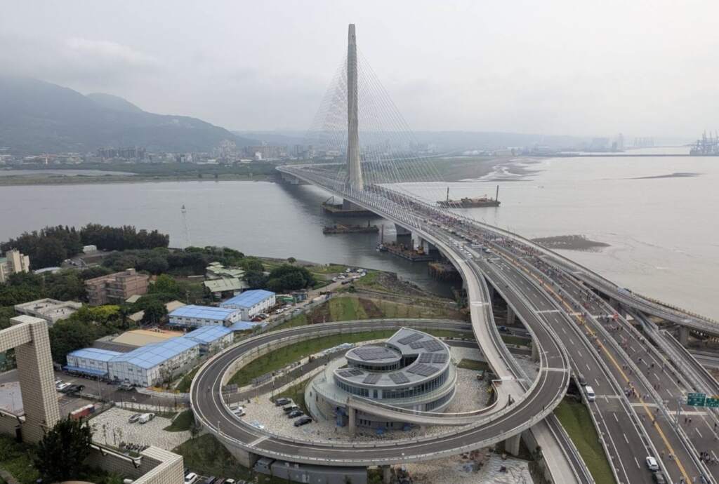 ▲強烈颱風巴威逐步接近台灣,新北市交通局提醒,淡江大橋位處淡水河口,橋面易受強側風影響,將配合交通部公路局北區養護工程分局依風力狀況實施預警性交通管制。