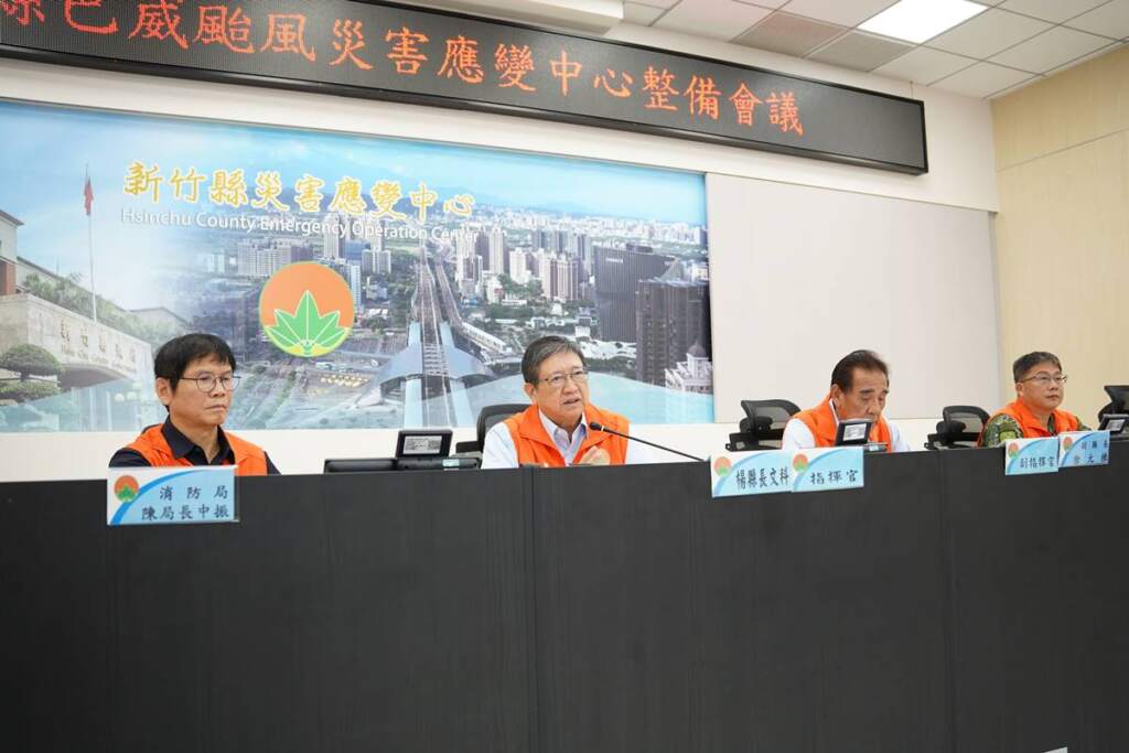 ▲新竹縣長楊文科(左二)主持防災應變會議。