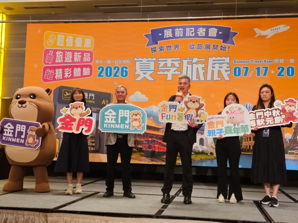 觀光處副處長何佩舉(右3)介紹金門暑假遊程