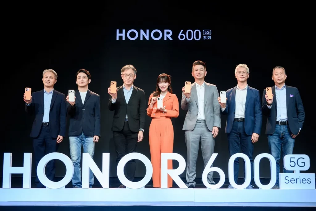 HONOR 在臺發表中高階旗艦款 HONOR 600 及 600 Pro，邀請啦啦隊女神李多慧擔任「HONOR 600 慧玩 AI 創作大使」。（左起：神腦國際經銷業務部副總經理周振三、榮耀品牌策略專家徐毅文、遠傳電信執行副總經理趙憶南、李多慧、榮耀臺灣集團總裁特助紀人瑋、高通資深行銷總監江昆霖、遠傳電信資深協理蔡明動）