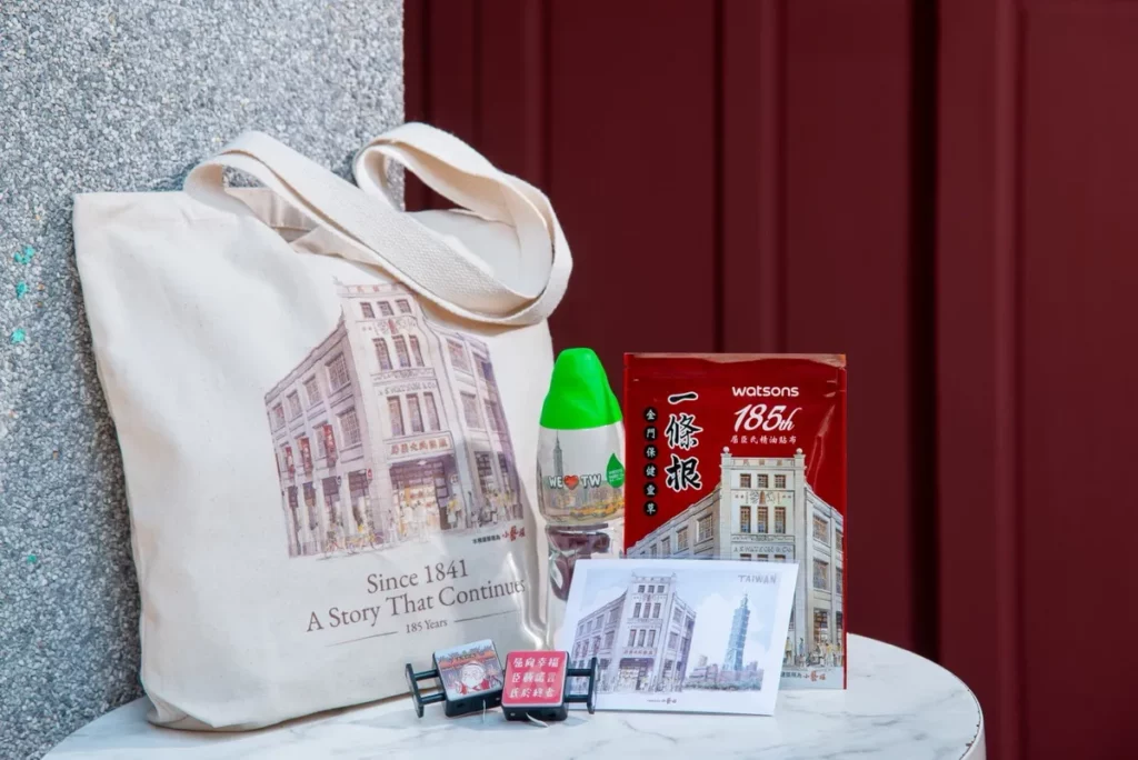 185周年限定收藏「WATSONS 城市記憶帆布袋」、「WATSONS 185周年紀念明信片」、「WATSONS月老祈願磁吸小燈箱」、「WATSONS 185周年紀念聯名一條根精油貼布6片入」、「WATSONS185周年蒸餾水」，將百年感動悉數收藏。