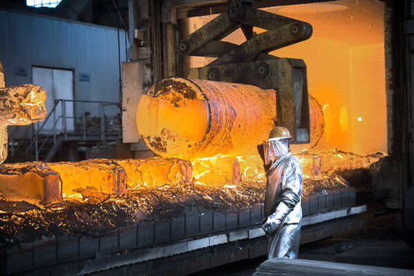 A forged tool steel block is removed from the heat treatment furnace at Schmiedewerke Gr&ouml;ditz, Germany. Together with Kind & Co. and Buderus Edelstahl, the company will present its complementary expertise for high-pressure die casting applications at Die Casting China 2026 as part of GMH Gruppe's Open-Die Forging Group.