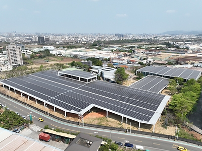 葡電新能源（亞太）於台中慈明高中建置完成的 3.3 MWp 太陽能光電系統，為全台單一場址中，最大型結合「風雨球場」的光電設施。