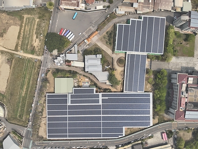 從空中俯瞰慈明高中「風雨球場」屋頂的 3.3 MWp 太陽能光電系統；這座多功能空間不僅為全校師生提供全天候的運動休閒場域，同時也是一座綠能電廠。