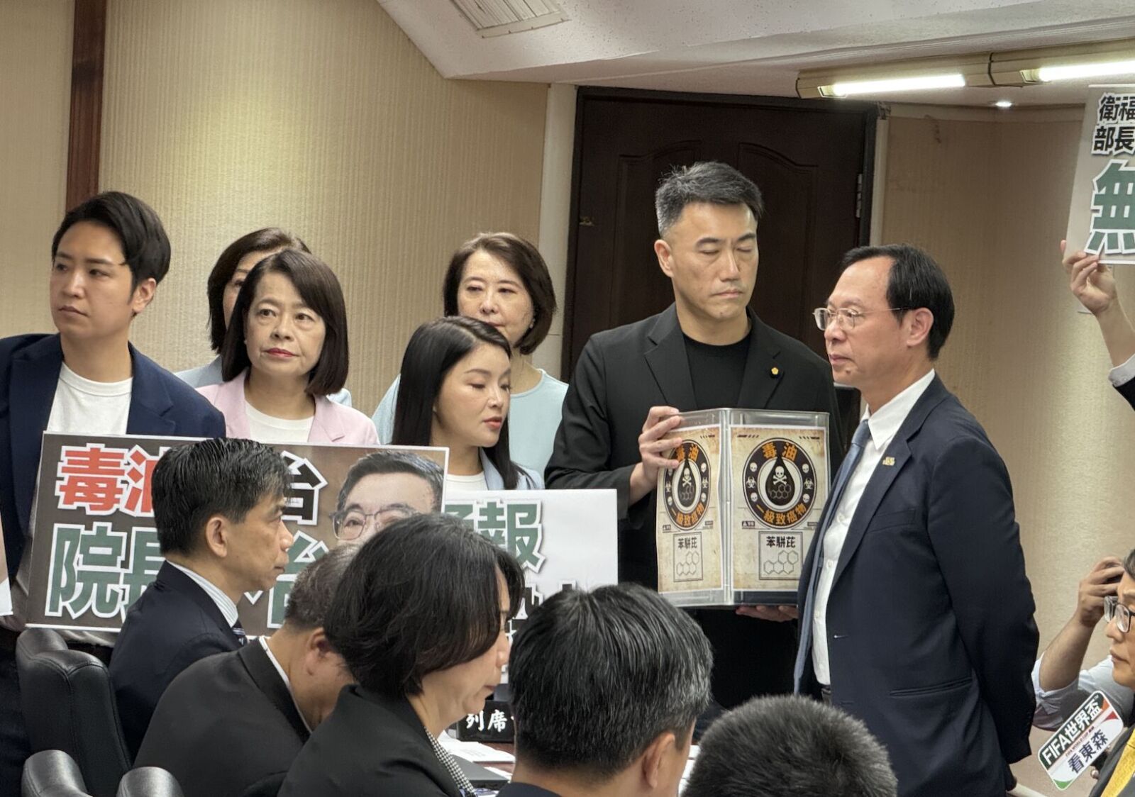 石崇良為「有人關切重新上架」摃上台中、桃園? 衛福部說明了 228 石崇良為「有人關切重新上架」摃上台中、桃園? 衛福部說明了 227