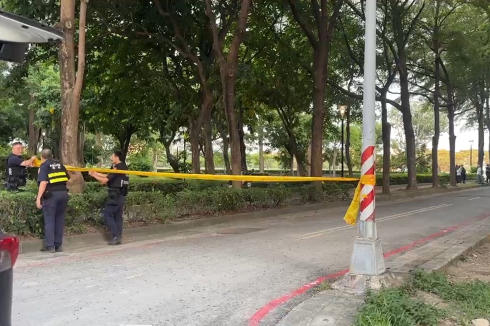 交通違規被警攔查 通緝犯拒捕竟揮刀劃脖子自殘 220 cnews204260709a09