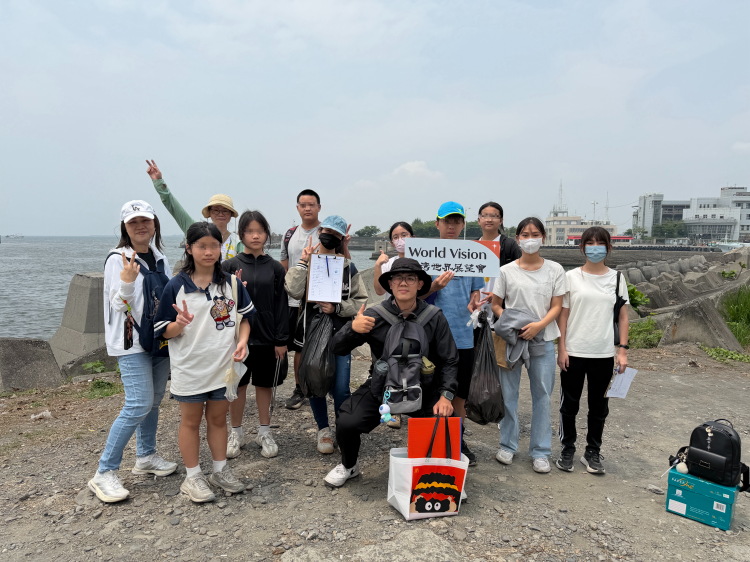 ▲屏南中心社工陪伴兒少前往東港海邊實地踏查,從觀察海洋廢棄物問題理解環境議題,並將SDGs目標13「氣候行動」所學延伸至日常生活,思考永續行動的可能。