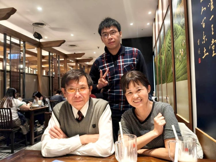 ▲在溫馨的相見歡午宴中,資助人黃先生夫婦向阿苑傾囊相授重要的人生價值觀。
