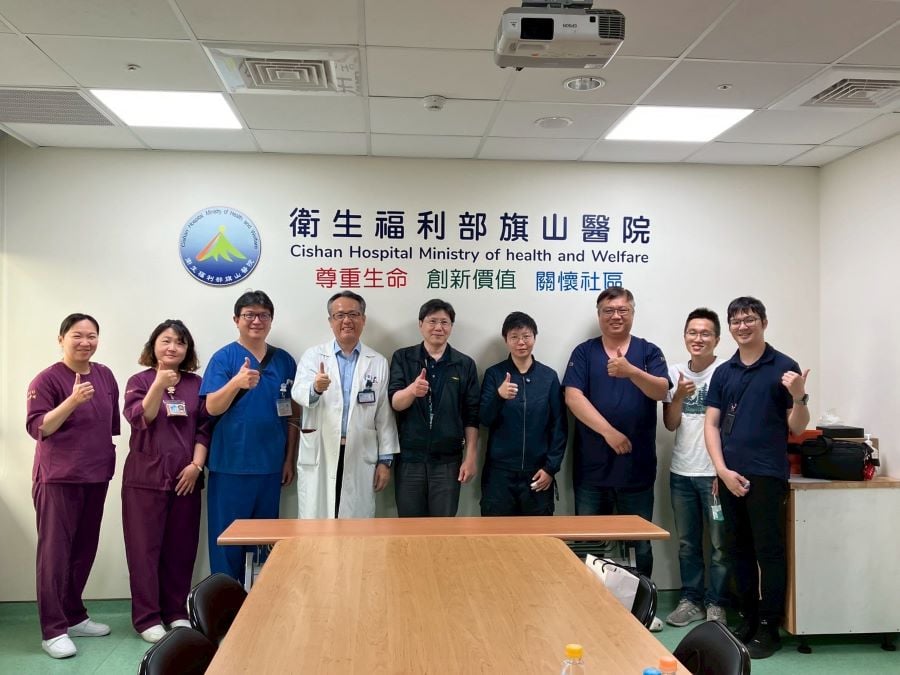 ▲把生死41.6公里變成生命綠色通道,高醫與旗山醫院建立遠距外傷綠色通道,將外傷倖福者(右四)從瀕死的鬼門關前拉了回來,康復後於旗山醫院合影,高醫外傷及重症外科陳昭文主任(右5)及葉永松醫師(右3)與旗山醫院代表、高雄市政府交通局代表合影慶祝重生。