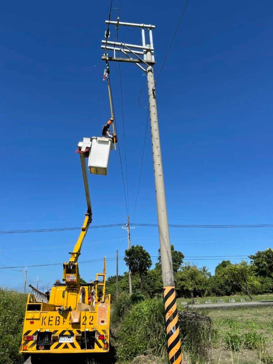 ▲台電鳳山區營業處提前加強巡檢配電線路及電力設備,並完成各項防颱整備作業,全力備戰強颱巴威,確保供電安全與災後搶修效率。