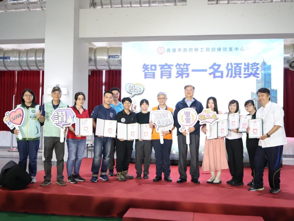 ▲高雄市勞工局訓練就業中心舉辦產訓合作職前訓練班結訓典禮，勞工局長江健興（中）頒發德育第一名獎項，勉勵155名結訓學員發揮所學投入職場，以專業技能開創職涯新未來。