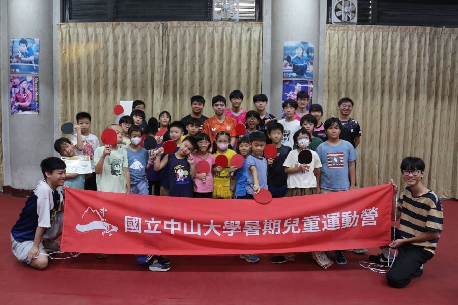 ▲中山大學副教授、前桌球國手莊智淵現身中山大學兒童桌球營,親自示範球技並與學童互動,分享面對壓力與挑戰的經驗現場合照。