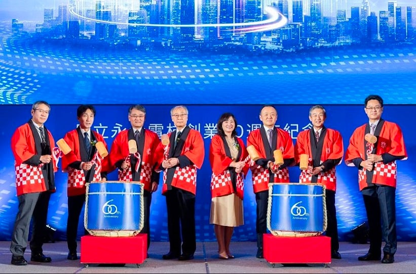 ▲日立永大電梯今日舉辦創業60周年紀念儀式，董事長小口辰廣(右二)及總經理沈裕舜(左三)與現場來賓舉杯慶祝。