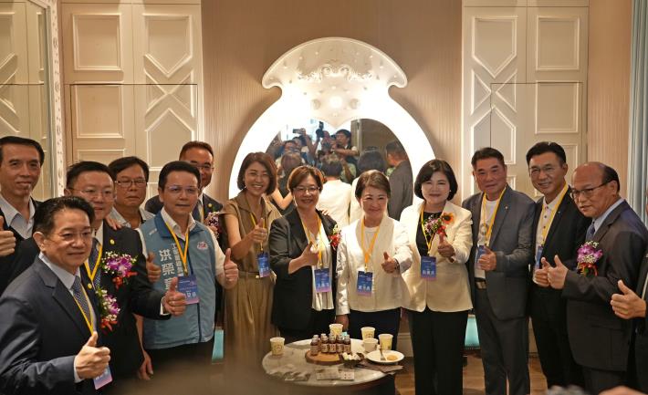 ▲中部五縣市首長與企業齊聚共商產業布局,提升中台灣整體競爭力。(記者劉峻文攝)