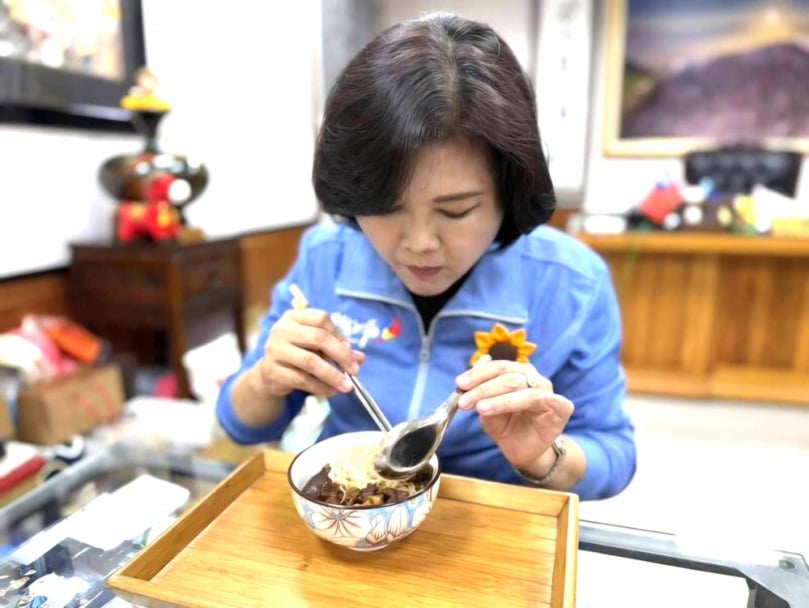 ▲同仁為張縣長準備豬腳麵線過運!(記者劉峻文翻攝)
