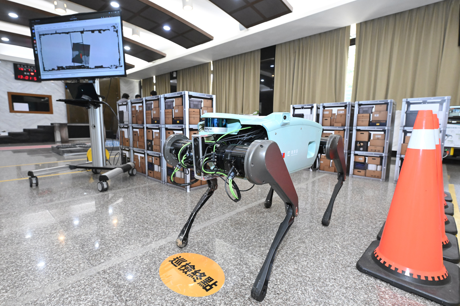 國產四足機器人結合 LiDAR 光達、自主定位與自主避障等技術，可於未知環境自主完成巡檢任務。