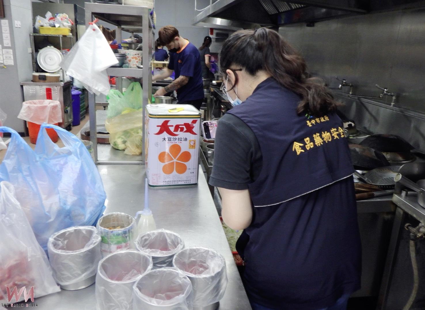 中聯油脂大豆沙拉油「苯駢芘」事件持續追查　中市公布第三層20家業者下架名單
