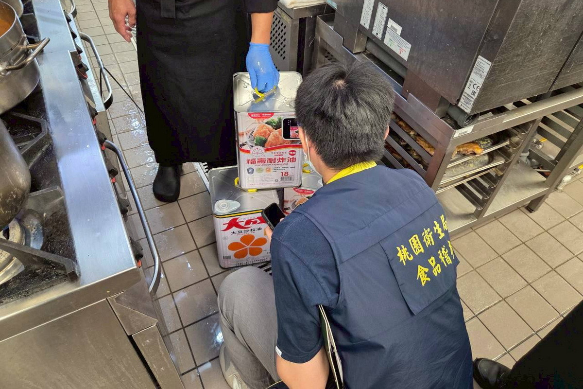 桃市府拚時效護食安, 首件油品「義美純葵花油」抽驗提前三天完成確認合格。<br /><br />